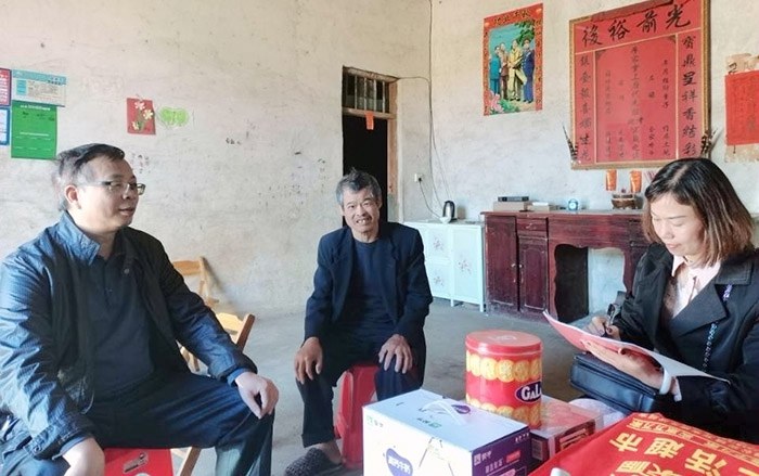 校領(lǐng)導(dǎo)走訪慰問貧困戶（1）.jpg
