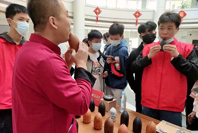 志愿者現(xiàn)場感受西安陶塤技藝.jpg