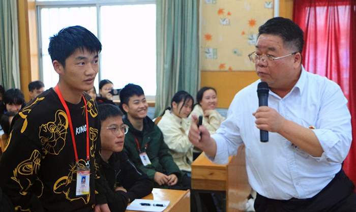 02-張海林書記（右一）與學生互動.JPG
