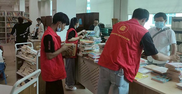 03我校志愿者在廣西圖書館整理圖書.jpg