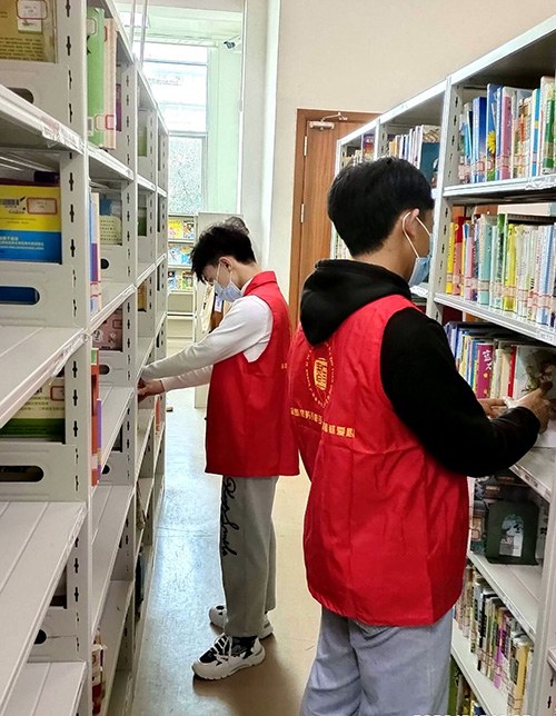 02我校志愿者在廣西圖書館整理圖書.jpg