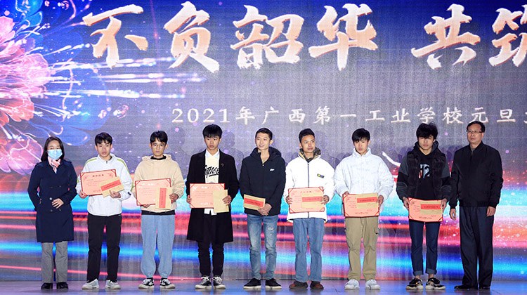 校長(zhǎng)黃杰品（右一）、華顯光電技術(shù)（惠州）有限公司 人力資源部經(jīng)理肖麗珍（左一）為獲獎(jiǎng)學(xué)生頒獎(jiǎng).JPG