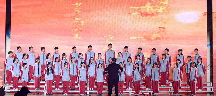 學(xué)生合唱《少年中國(guó)說》.JPG