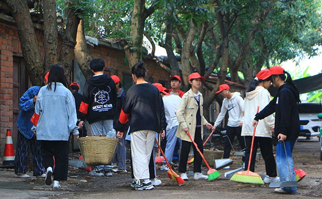 06-3月13日上午，我校組織團(tuán)員青年聯(lián)合興東街道將橋社區(qū)在興寧區(qū)長罡路三里一巷開展了學(xué)雷鋒大掃除活動(dòng)。.JPG