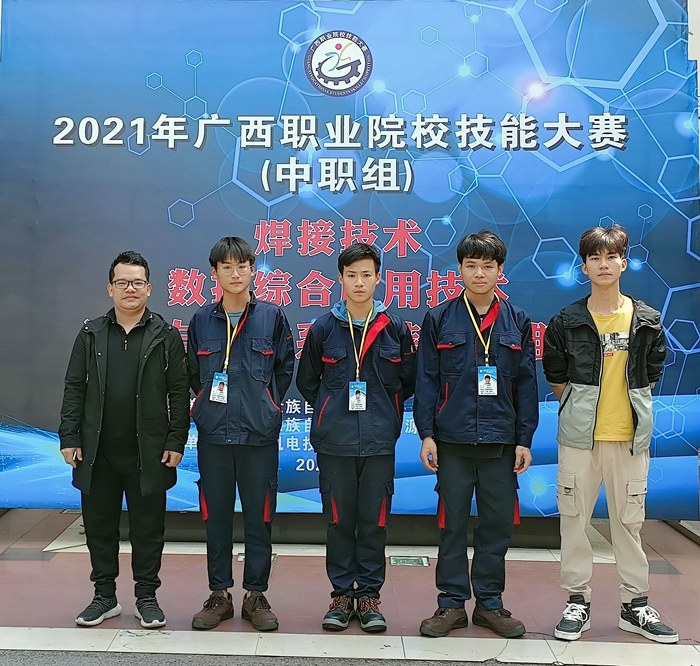 覃業(yè)彬老師（左一）、楊志文老師（右一）指導(dǎo)的黃建達（左二）、廖文富（中間）、黎學(xué)軍（右二）三位學(xué)生獲得和參加數(shù)控綜合應(yīng)用技術(shù)項目二等獎.jpg