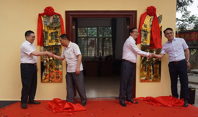 黃杰品校長(zhǎng)（右二）、覃偉副總經(jīng)理（右一）、謝敏總經(jīng)理（左一）、袁繼湘主任（左二）為項(xiàng)目部和項(xiàng)目辦公室揭牌.JPG