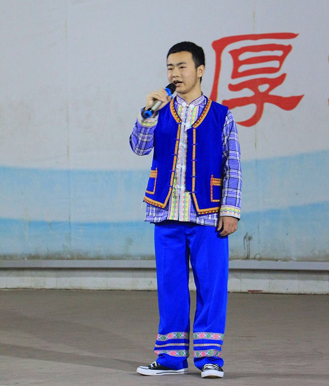 1、身著民族服飾唱嘹亮山歌.jpg