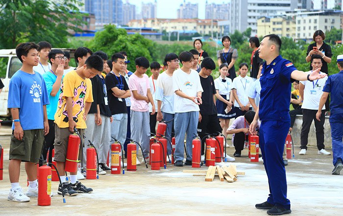 各班班主任、班長(zhǎng)、安全委員參加滅火器實(shí)操訓(xùn)練02_1.jpg