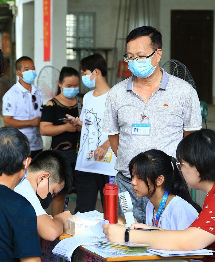 學(xué)校領(lǐng)導(dǎo)到場(chǎng)指導(dǎo)迎新工作（黃杰品校長 右三）.jpg