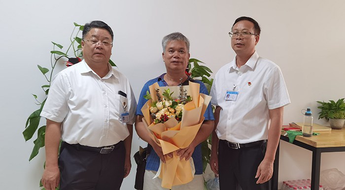 校長黃杰品、黨委書記張海林為老教師辛桂福送上鮮花與慰問.jpg
