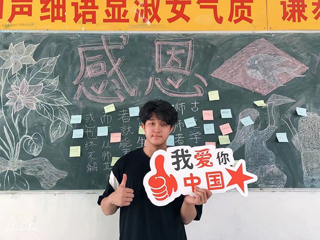 同學(xué)們手持國(guó)慶標(biāo)語(yǔ)拍照留念 (1).jpg