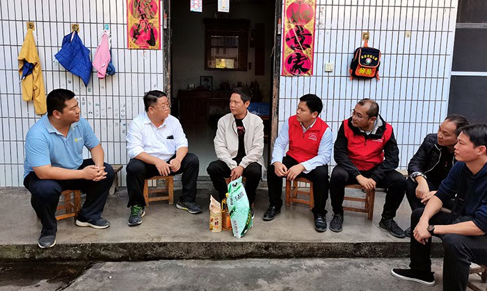 黨委書記張海林（左二）走訪慰問監(jiān)測戶.jpg