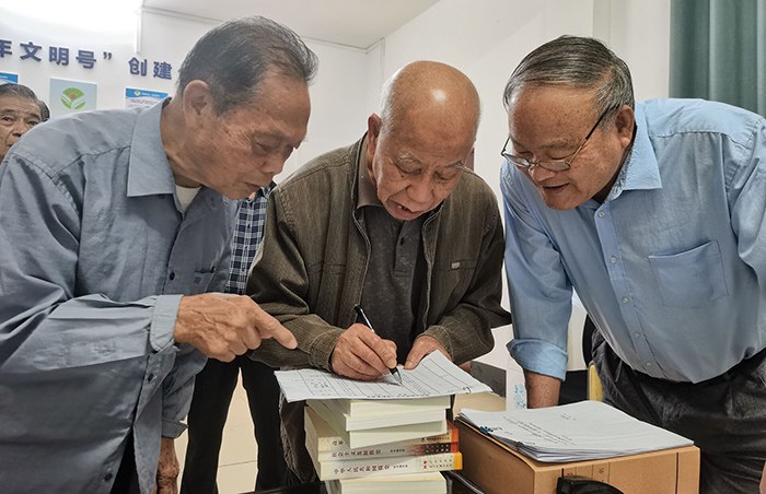 學(xué)校黨委為退休老黨員“送學(xué)上門” (2).jpg