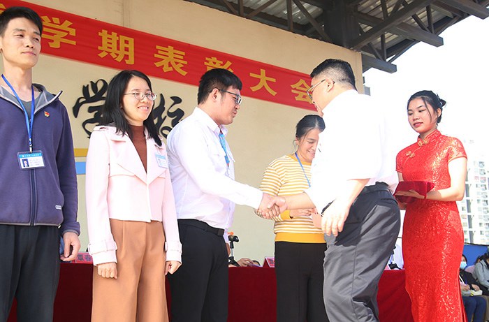 黨委書記張海林（右二）為獲獎(jiǎng)教師頒獎(jiǎng).jpg