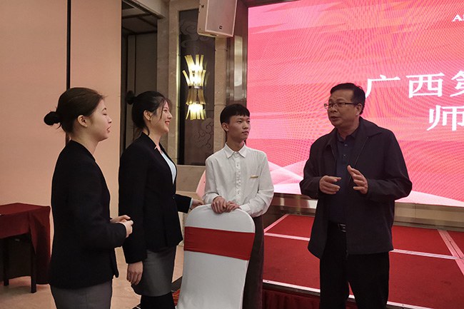 1637565159410424.jpg 1.校長(zhǎng)黃杰品到愛樂國際酒店與學(xué)生親切交流.jpg