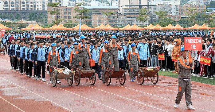 具有專業(yè)特色的21建筑工程1班入場式.JPG