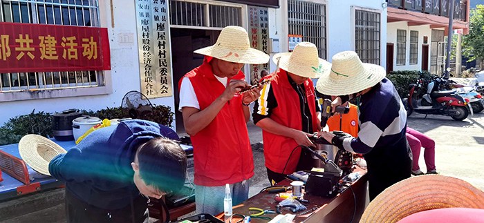 1638262788100110.jpg 3.志愿者在認(rèn)真維修.jpg