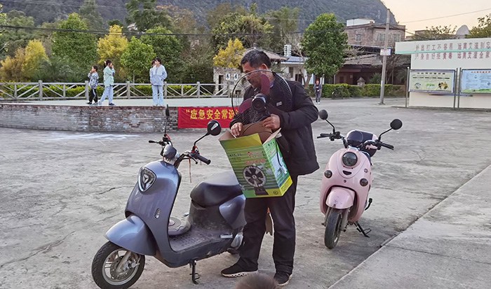 1638262874131684.jpg 4.群眾滿面笑容地拿回修好的家電.jpg