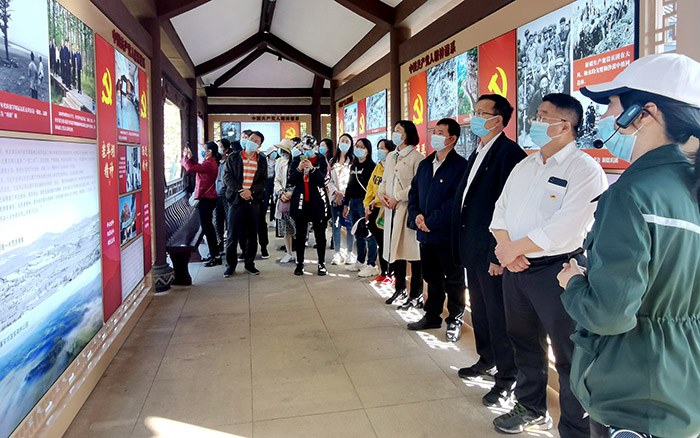 1639065326634191.jpg 全體人員在中國共產(chǎn)黨人精神譜系園參觀學習.jpg