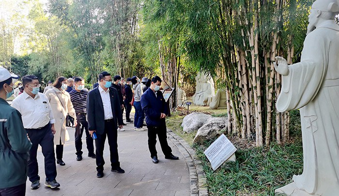 1639065368643396.jpg 全體人員在竹園廉政教育基地參觀學習.jpg