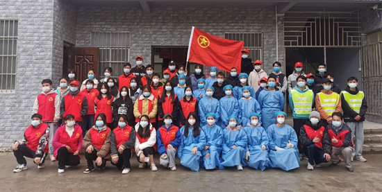 （1）21機(jī)電2班黃華虎 (最后一排左一)協(xié)助百色市右江區(qū)龍川鎮(zhèn)洞好村開(kāi)展抗疫志愿服務(wù).jpg