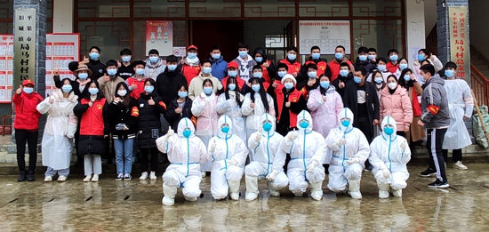 （2）20汽修2班吳東宇（最后一排左一）在平果市擔(dān)任抗疫服務(wù)志愿者.jpg