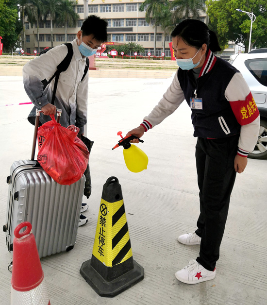 1.黨員對(duì)學(xué)生行李進(jìn)行消殺.jpg