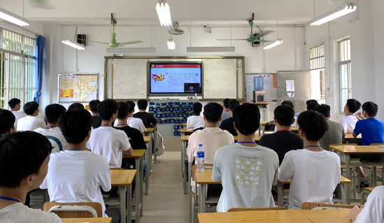 1651634753618232.jpg 學(xué)生在教室收看團(tuán)課直播.jpg