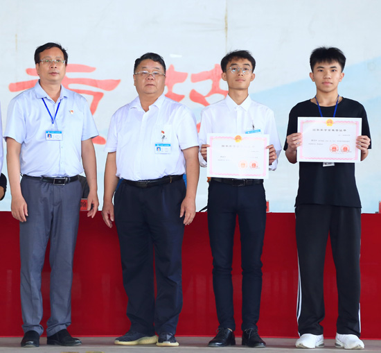 2.學(xué)校領(lǐng)導(dǎo)黃杰品（左一）、張海林（左二）為榮獲“2021—2022學(xué)年度中等職業(yè)教育國家獎學(xué)金”學(xué)生（右一：覃宇平 ，右二：林金釗）頒獎.jpg