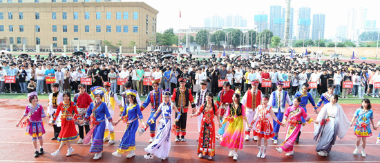 1654073592715314.jpg 1.學(xué)生進(jìn)行民族表演.jpg