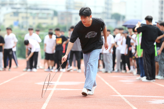 1654073758879153.jpg 3.運(yùn)動(dòng)員爭分奪秒認(rèn)真比賽.jpg