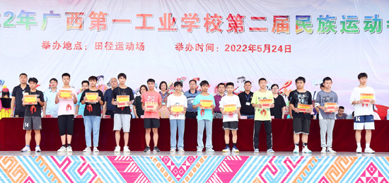 1654073964664585.jpg 7.學(xué)校領(lǐng)導(dǎo)為獲獎(jiǎng)班級(jí)頒獎(jiǎng).jpg