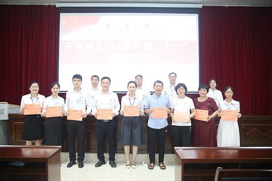 1657097141547759.jpg 4.校領(lǐng)導(dǎo)為受表彰的優(yōu)秀個(gè)人頒獎(jiǎng).jpg