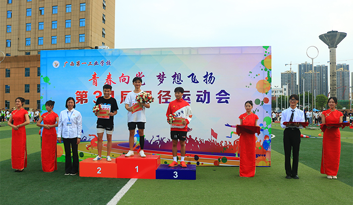 11. 2021級(jí)跨境電子商務(wù)專業(yè)張如帥打破男子100米、200米校運(yùn)會(huì)記錄（圖為正在沖刺）.JPG