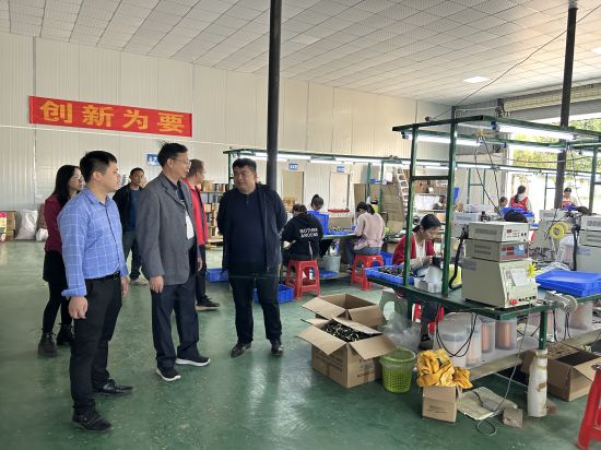 1678673452305584.jpg 16.調(diào)研組參觀調(diào)研新民村企業(yè).jpg