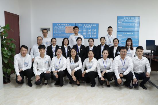 1678949319525473.jpg 王志華(第二排左四)與名師工作室成員合影.jpg