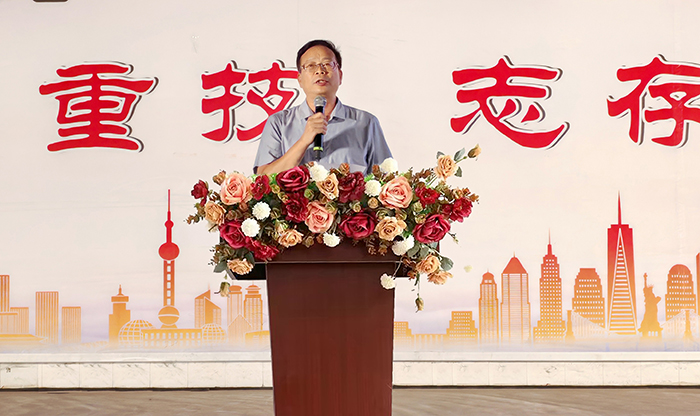 1685804526240113.jpg 1.校長(zhǎng)黃杰品為晚會(huì)致辭.jpg