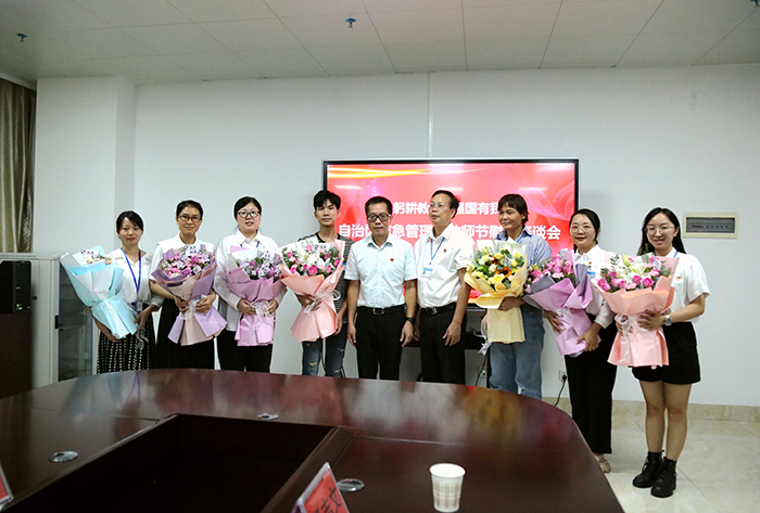 8.座談會上，教師代表與廳領導、校領導合影.jpg