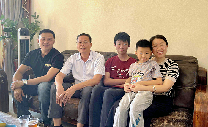 1699950222388536.jpg 校長黃杰品到副校長覃繼翰家中進(jìn)行廉政家訪.jpg