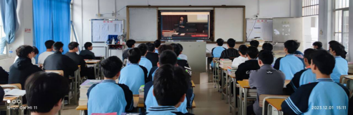 圖二 學生在教室觀看艾滋病知識宣傳講座直播.png