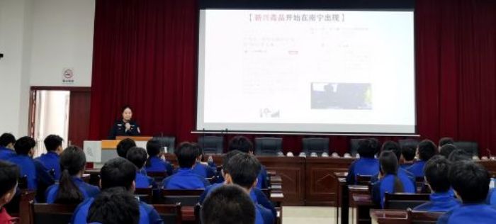 圖三 腰塘派出所黃如嫄警長開展禁毒教育講座.jpg