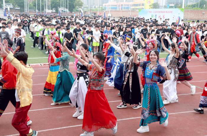 1714119027171066.jpg 2.身著民族服飾的學生入場.jpg