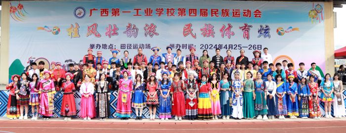 1714119565505205.jpg 26.學校領(lǐng)導(dǎo)和學生合影.jpg