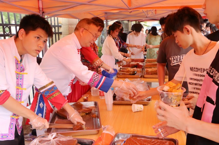 1714137014300934.jpg 111學校黨委書記、校長黃杰品在為學生分美食(1).jpg